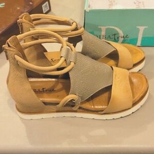 Womens like new Amazing Diba True wedge leather sandals. Sz 10